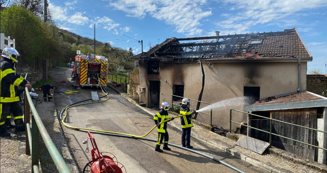 Une fille de 9 ans et son père perds la vie dans l'incendie de leur maison 3 Une fille de 9 ans et son père perds la vie dans l'incendie de leur maison Une fille de 9 ans et son père perds la vie dans l’incendie de leur maison