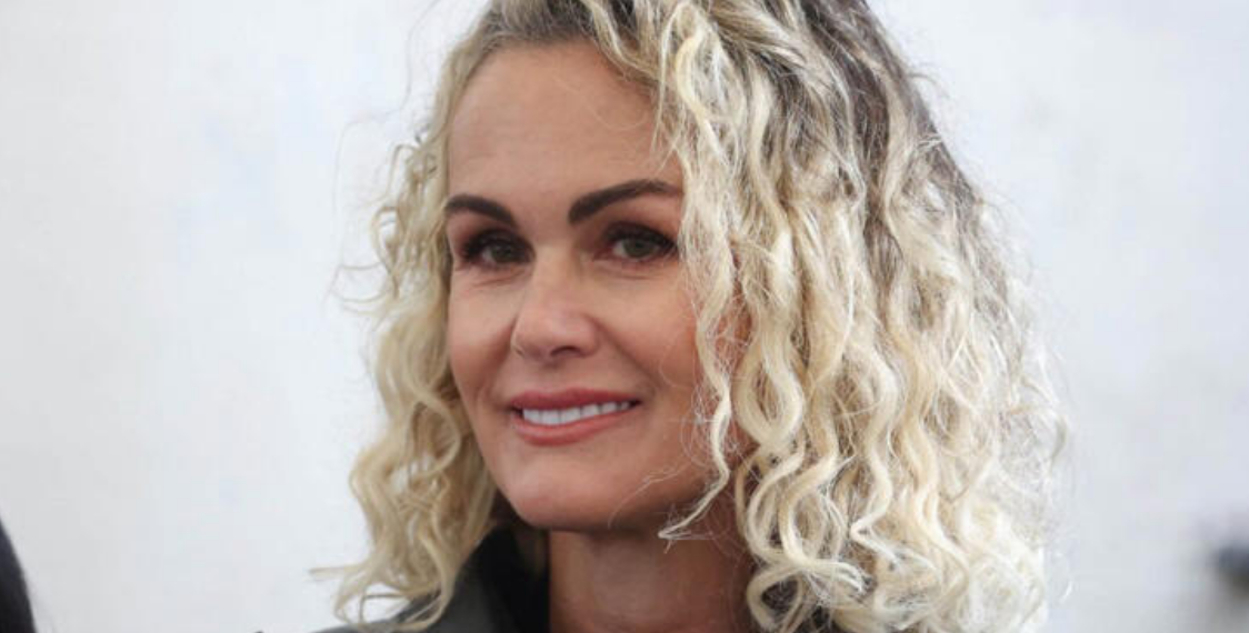 « Elle aime les vieux très riches », Laeticia Hallyday humiliée par une ex-candidate de Koh-Lanta et un ancien acheteur d’Affaire conclue 3 « Elle aime les vieux très riches », Laeticia Hallyday humiliée par une ex-candidate de Koh-Lanta et un ancien acheteur d’Affaire conclue « Elle aime les vieux très riches », Laeticia Hallyday humiliée par une ex-candidate de Koh-Lanta et un ancien acheteur d’Affaire conclue