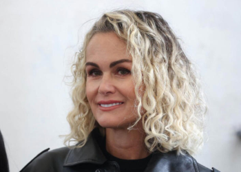 « Elle aime les vieux très riches », Laeticia Hallyday humiliée par une ex-candidate de Koh-Lanta et un ancien acheteur d’Affaire conclue