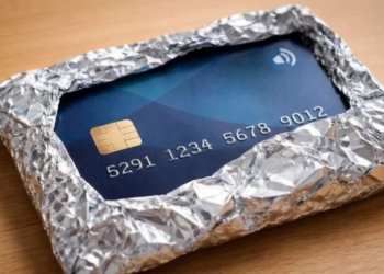 « C&rsquo;est moche mais ça marche » : pourquoi de plus en plus de Français emballent leur carte bancaire dans du papier d&rsquo;alu