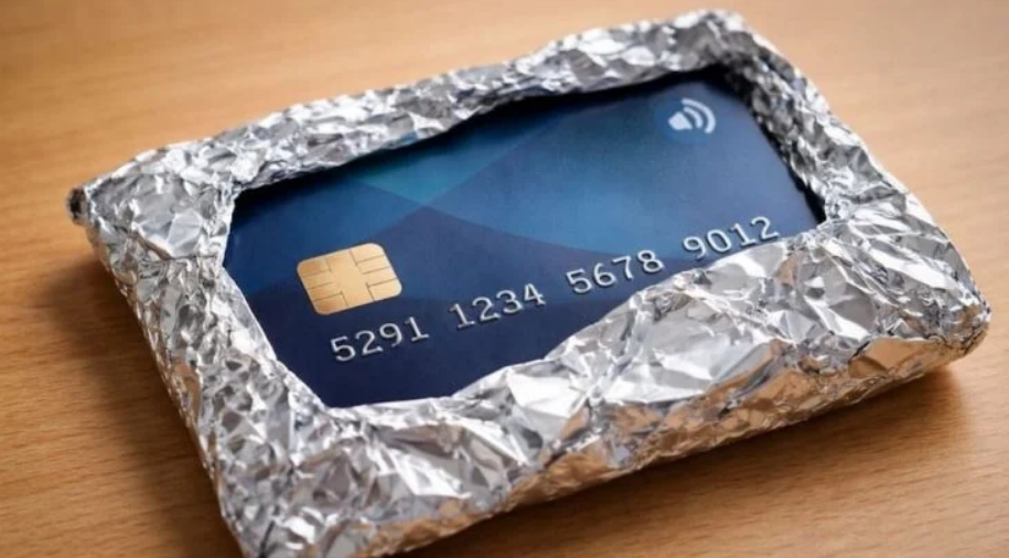 « C&rsquo;est moche mais ça marche » : pourquoi de plus en plus de Français emballent leur carte bancaire dans du papier d&rsquo;alu