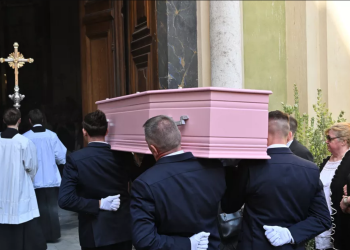 Obsèques de Loana : l&rsquo;image déchirante de sa mère Violette près du cercueil rose de sa fille