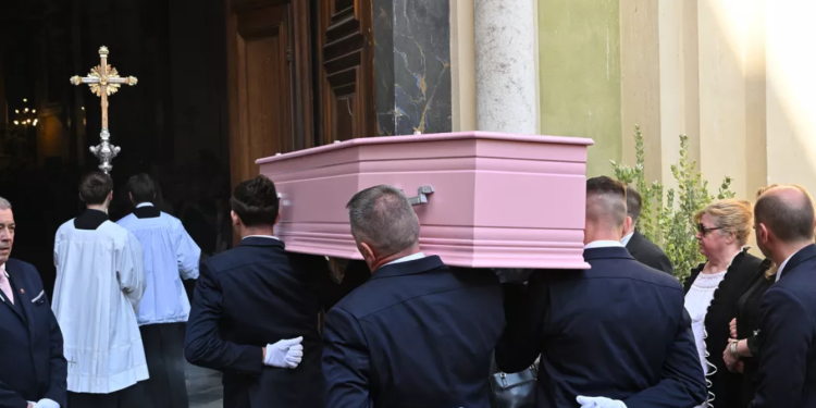 Obsèques de Loana : l'image déchirante de sa mère Violette près du cercueil rose de sa fille 1 Obsèques de Loana : l'image déchirante de sa mère Violette près du cercueil rose de sa fille Capture decran 2026 04 10 120642