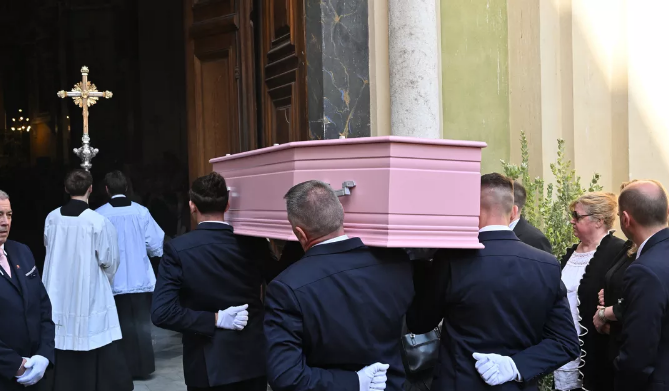 Obsèques de Loana à Nice : son cercueil très original a attiré tous les regards 2 Obsèques de Loana à Nice : son cercueil très original a attiré tous les regards Capture decran 2026 04 10 120642