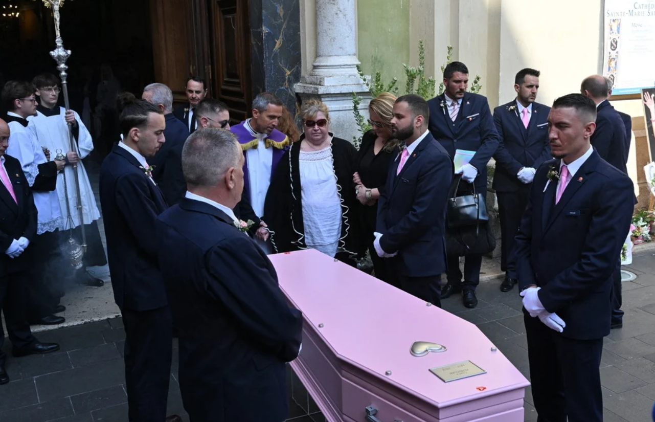 Obsèques de Loana à Nice : son cercueil très original a attiré tous les regards 3 Obsèques de Loana à Nice : son cercueil très original a attiré tous les regards Capture decran 2026 04 10 120647