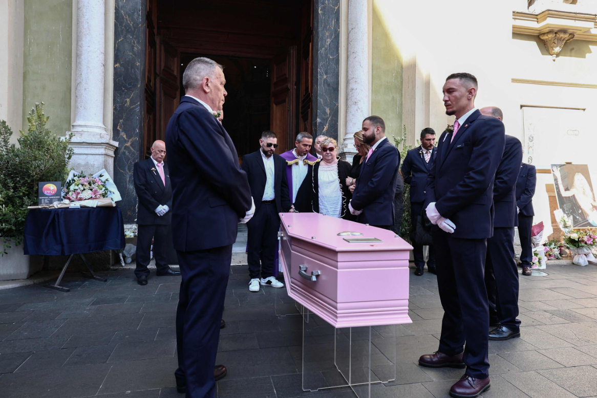 Obsèques de Loana à Nice : son cercueil très original a attiré tous les regards 4 Obsèques de Loana à Nice : son cercueil très original a attiré tous les regards Capture decran 2026 04 10 120654
