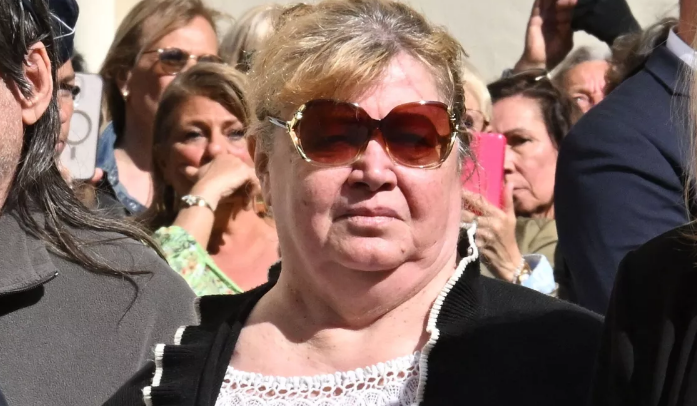 Obsèques de Loana : l'image déchirante de sa mère Violette près du cercueil rose de sa fille 2 Obsèques de Loana : l'image déchirante de sa mère Violette près du cercueil rose de sa fille Capture decran 2026 04 10 120658