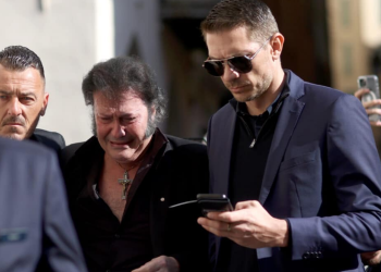 Obsèques de Loana : en larmes, son ami Eryl Prayer arrive le premier à la cathédrale pour lui rendre hommage