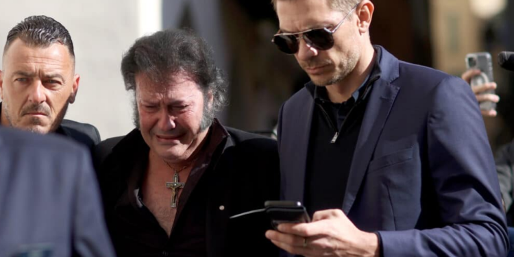 Obsèques de Loana : en larmes, son ami Eryl Prayer arrive le premier à la cathédrale pour lui rendre hommage 1 Obsèques de Loana : en larmes, son ami Eryl Prayer arrive le premier à la cathédrale pour lui rendre hommage Capture decran 2026 04 10 141319