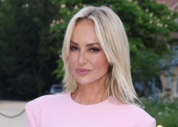 Une peau toute lisse à 54 ans : Adriana Karembeu dévoile son soin chouchou pour un visage sans rides