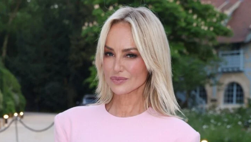 Une peau toute lisse à 54 ans : Adriana Karembeu dévoile son soin chouchou pour un visage sans rides