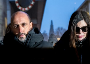 Incendie de Crans-Montana : dispensé d’audition pour raisons médicales, le propriétaire Jacques Moretti surpris en train de…