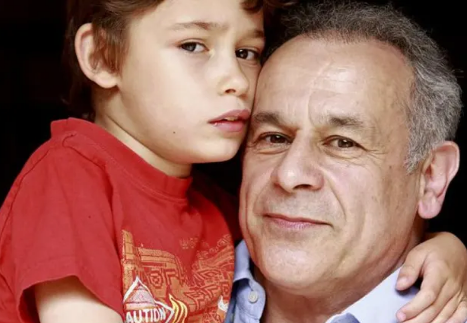 « Adieu mon fils » Louis a 24 ans : que devient le fils autiste de Francis Perrin ? 3 « Adieu mon fils » Louis a 24 ans : que devient le fils autiste de Francis Perrin ? Capture decran 2026 04 13 214029