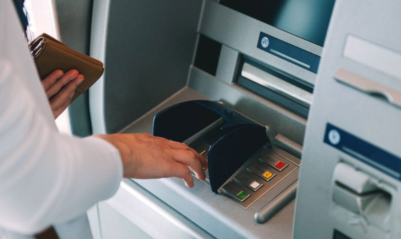 Ces 3 banques françaises mettent fin à leurs distributeurs de billets, voici par quoi les automates sont remplacés en 2026 4 Ces 3 banques françaises mettent fin à leurs distributeurs de billets, voici par quoi les automates sont remplacés en 2026 Capture decran 2026 04 14 153930