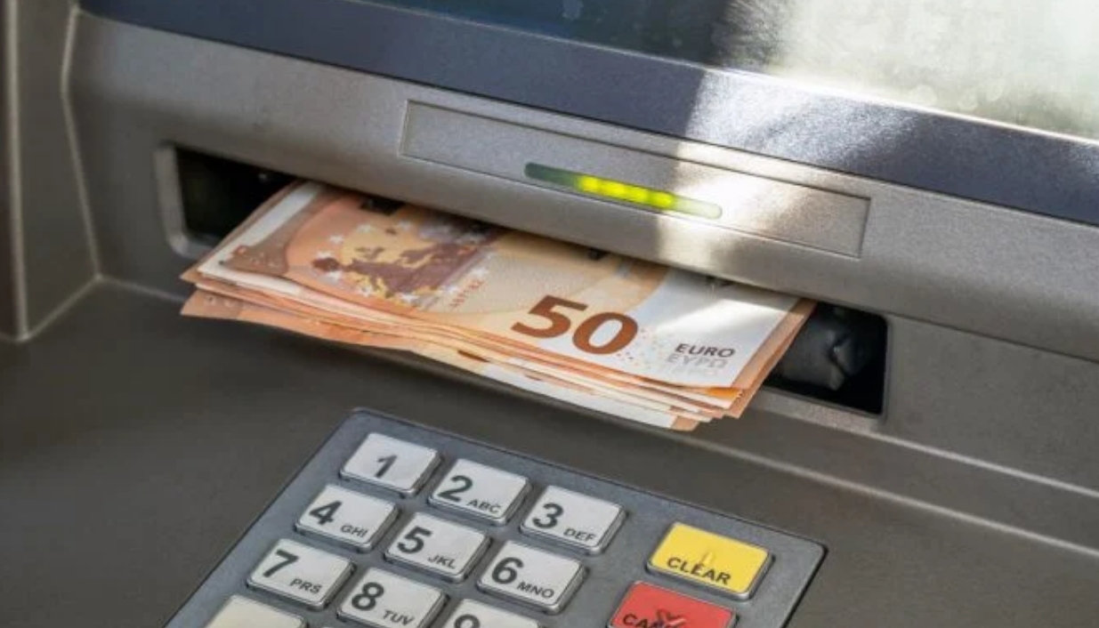 Ces 3 banques françaises mettent fin à leurs distributeurs de billets, voici par quoi les automates sont remplacés en 2026 3 Ces 3 banques françaises mettent fin à leurs distributeurs de billets, voici par quoi les automates sont remplacés en 2026 Capture decran 2026 04 14 153935