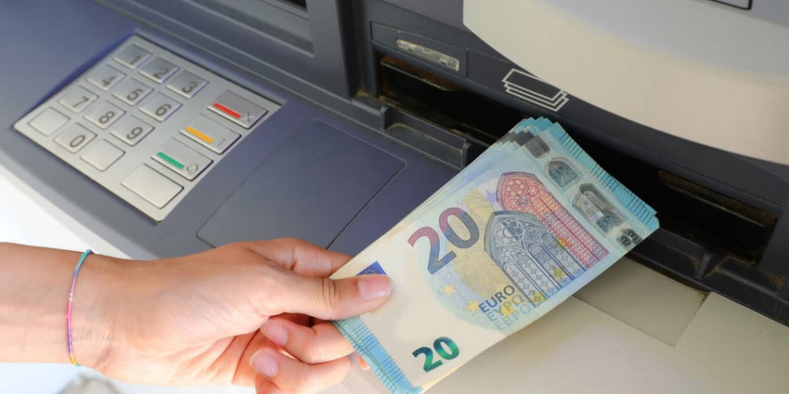 Ces 3 banques françaises mettent fin à leurs distributeurs de billets, voici par quoi les automates sont remplacés en 2026 3 Ces 3 banques françaises mettent fin à leurs distributeurs de billets, voici par quoi les automates sont remplacés en 2026 Ces 3 banques françaises mettent fin à leurs distributeurs de billets, voici par quoi les automates sont remplacés en 2026