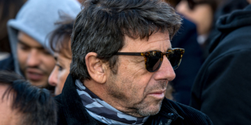 « Je lui annonce que c’est mon épouse et il lui propose un rapport… », Patrick Bruel : le mari d’une plaignante livre de nouveaux détails sordides