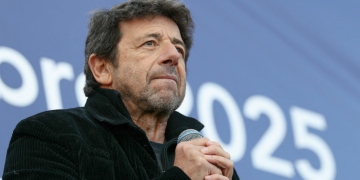 « Je lui annonce que c’est mon épouse et il lui propose un rapport… », Patrick Bruel : le mari d’une plaignante livre de nouveaux détails sordides