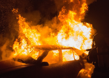 Leur voiture prend feu après un terrible accident : le conducteur de 17 ans est mort, deux autres mineurs en urgence absolue