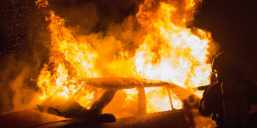 Leur voiture prend feu après un terrible accident : le conducteur de 17 ans est mort, deux autres mineurs en urgence absolue