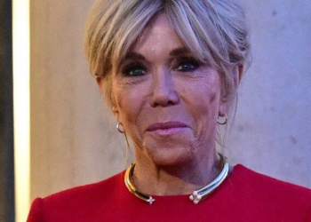 Brigitte Macron a 73 ans : la Première dame resplendissante dans une longue robe rouge carmin, une nouveauté interpelle