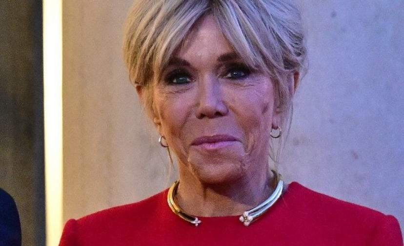 Brigitte Macron a 73 ans : la Première dame resplendissante dans une longue robe rouge carmin, une nouveauté interpelle