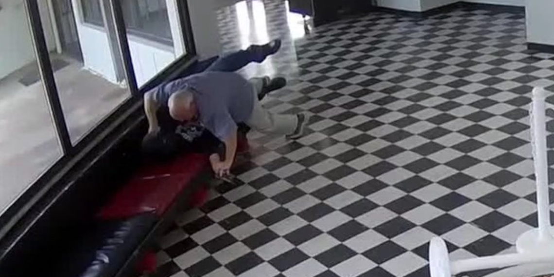 Un proviseur héroïque touché par balle alors qu'il se jette sur un assaillant armé pour sauver ses élèves 3 Un proviseur héroïque touché par balle alors qu'il se jette sur un assaillant armé pour sauver ses élèves Un proviseur héroïque touché par balle alors qu’il se jette sur un assaillant armé pour sauver ses élèves