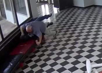 Un proviseur héroïque touché par balle alors qu&rsquo;il se jette sur un assaillant armé pour sauver ses élèves