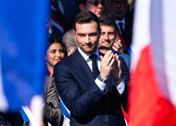 Jordan Bardella : le ton monte sur C à Vous avec ce célèbre chroniqueur, « Moi je fais, vous, vous commentez »