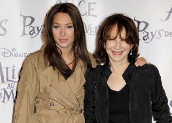 « J&rsquo;ai perdu la moitié de mon coeur »: l&rsquo;hommage touchant de Laura Smet à sa mère Nathalie Baye, décédé à 77 ans