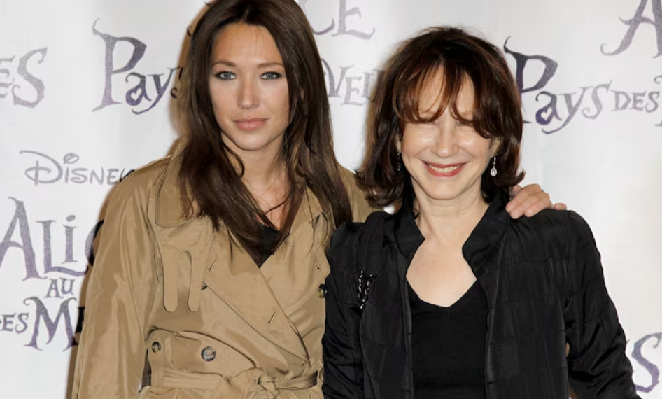 « J&rsquo;ai perdu la moitié de mon coeur »: l&rsquo;hommage touchant de Laura Smet à sa mère Nathalie Baye, décédé à 77 ans