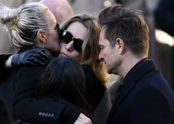 “J’étais très intîme avec Nathalie Baye” : Laeticia Hallyday dévoile ces messages secrets échangés “dans le dos” de Laura Smet