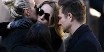 “J’étais très intîme avec Nathalie Baye” : Laeticia Hallyday dévoile ces messages secrets échangés “dans le dos” de Laura Smet