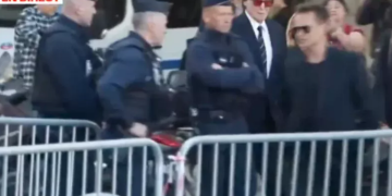 Sylvie Vartan : moment de panique aux bsèques de Nathalie Baye , elle frôle la chute