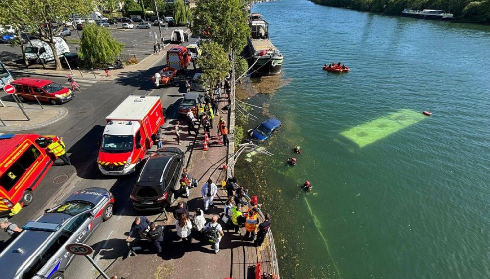 Un bus chute d&rsquo;un pont dans la Seine en Essonne, quatre personnes secourues