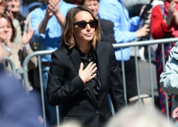 Nathalie Baye : Laura Smet a déjeuné dans cette brasserie « où se bouscule le tout-Paris » après les obsèques