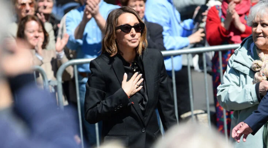 Nathalie Baye : Laura Smet a déjeuné dans cette brasserie « où se bouscule le tout-Paris » après les obsèques