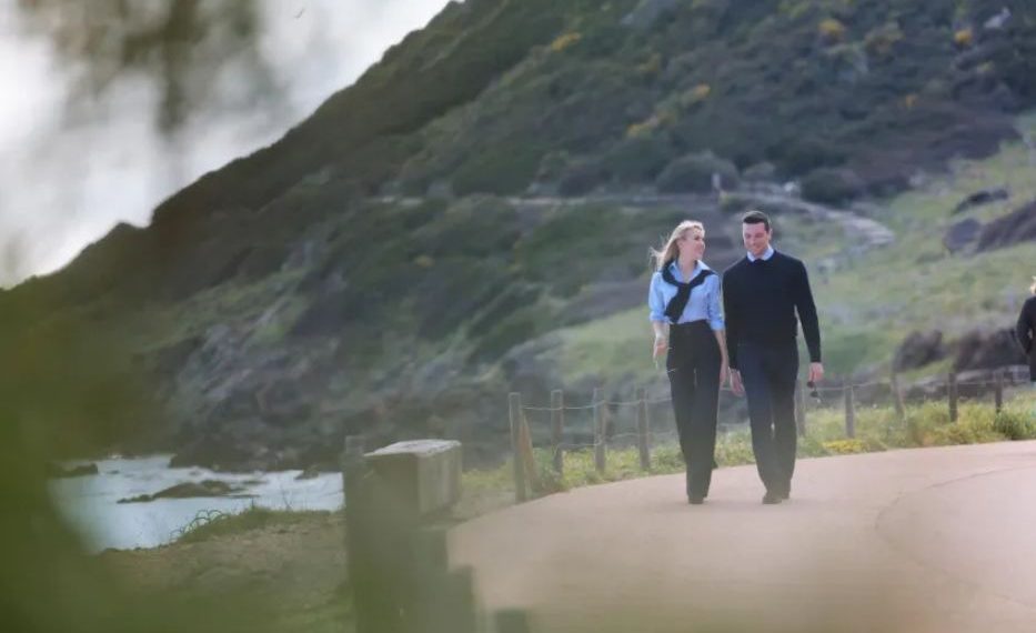 Jordan Bardella officialise sa relation avec la princesse Maria Carolina de Bourbon des Deux-Siciles dans Paris Match