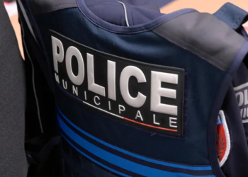 Une policière victime d&rsquo;une fracture au crâne après avoir été visée par « un gros galet »