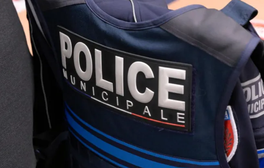 Une policière victime d&rsquo;une fracture au crâne après avoir été visée par « un gros galet »