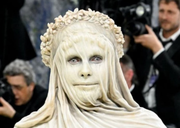 « Effrayante » : méconnaissable, cette star mondiale choque le monde entier avec son costume « sinistre » au Met gala