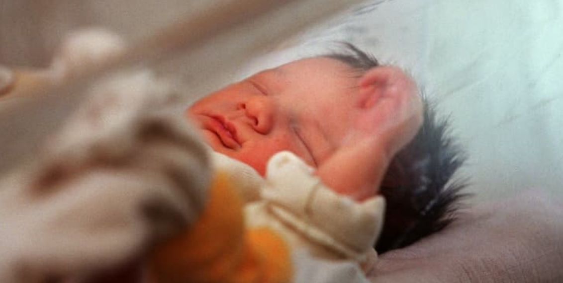 Pour encourager la natalité, un rapport préconise d&rsquo;ajouter un 3e mois aux congés maternité et paternité
