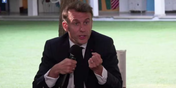 Macron s&rsquo;énerve sur scène pour rétablir le silence dans une salle