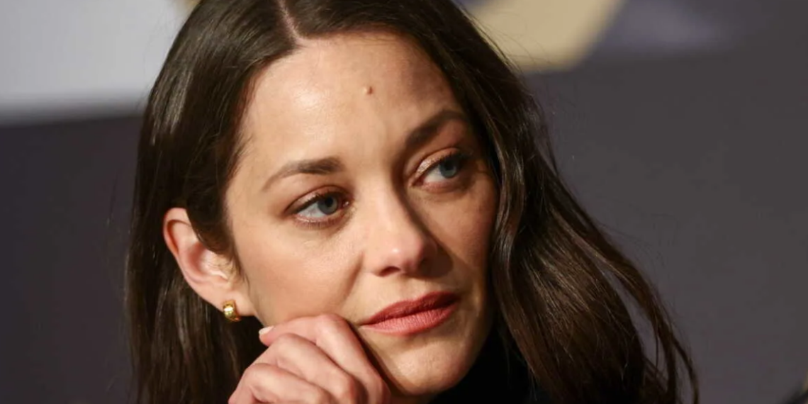 Marion Cotillard les larmes aux yeux : ce geste tendre de son fils Marcel lors de la montée des marches à Cannes