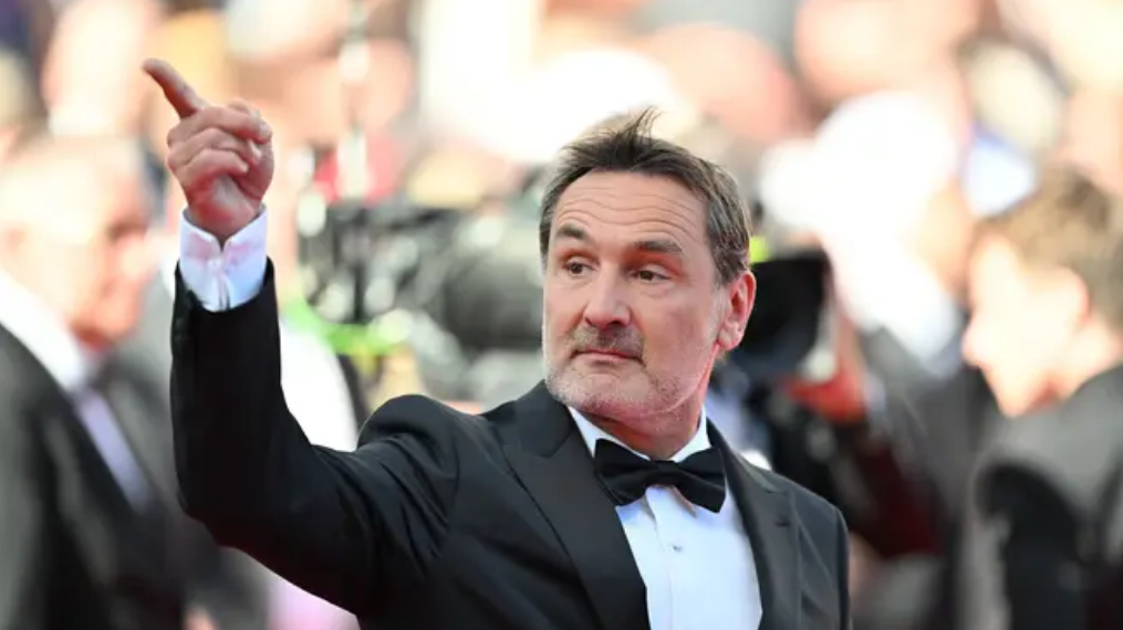 Cannes 2026 : Gilles Lellouche jette un verre d&rsquo;eau sur un réalisateur et les images laissent perplexe