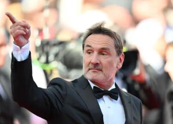 Cannes 2026 : Gilles Lellouche jette un verre d&rsquo;eau sur un réalisateur et les images laissent perplexe