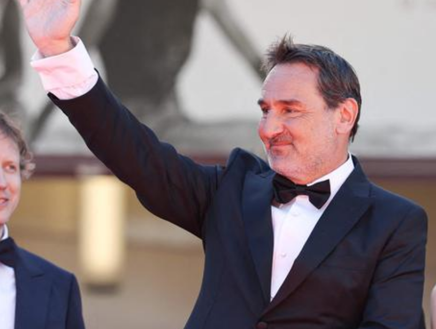 Cannes 2026 : Gilles Lellouche jette un verre d'eau sur un réalisateur et les images laissent perplexe 3 Cannes 2026 : Gilles Lellouche jette un verre d'eau sur un réalisateur et les images laissent perplexe Capture decran 2026 05 19 170403 Gilles Lellouche