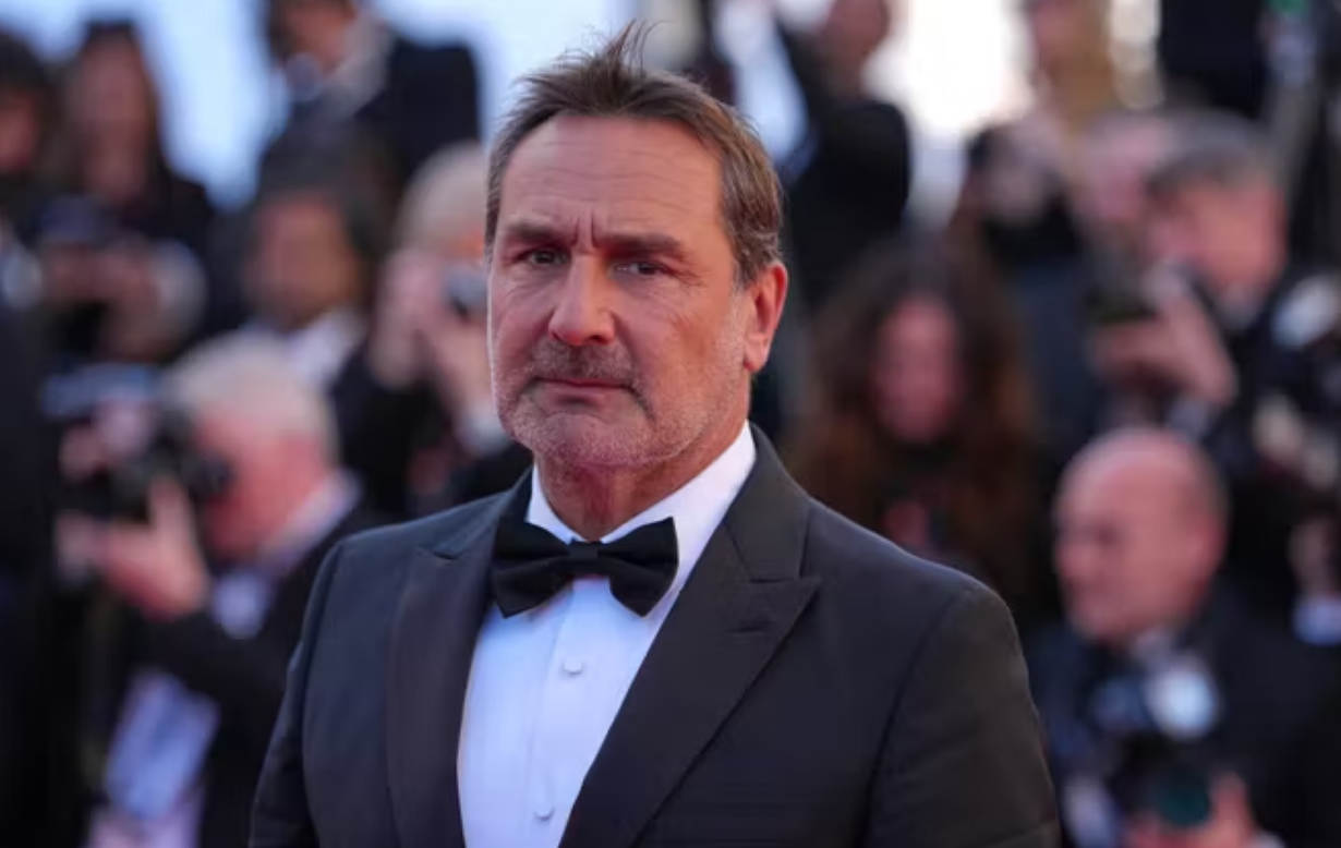 Cannes 2026 : Gilles Lellouche jette un verre d'eau sur un réalisateur et les images laissent perplexe 4 Cannes 2026 : Gilles Lellouche jette un verre d'eau sur un réalisateur et les images laissent perplexe Capture decran 2026 05 19 170410 Gilles Lellouche