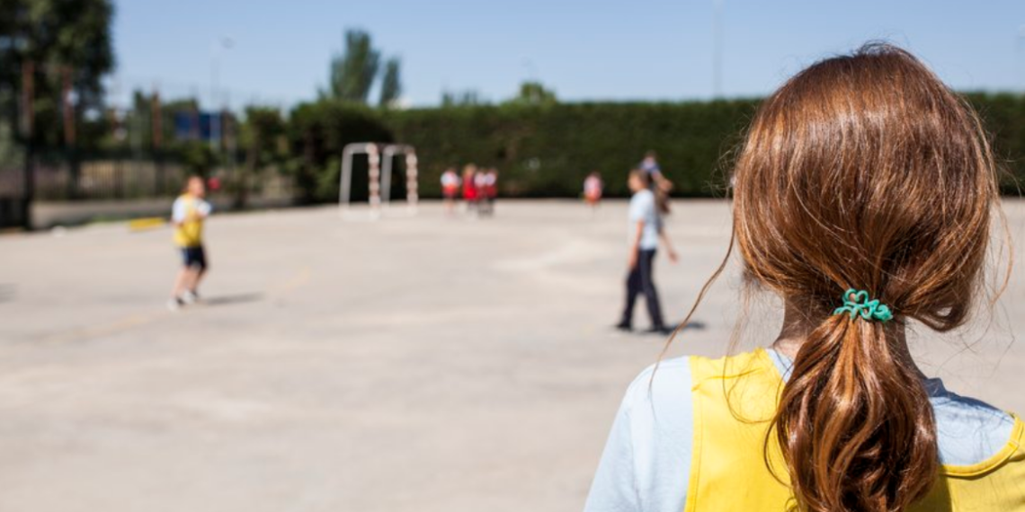Elle est victime "d’un malaise" dans la cour de l’école : une élève de 9 ans décède lors d’une séance de sport 3 Elle est victime "d’un malaise" dans la cour de l’école : une élève de 9 ans décède lors d’une séance de sport Elle est victime « d’un malaise » dans la cour de l’école : une élève de 9 ans décède lors d’une séance de sport
