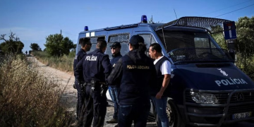 “Ils pleuraient” : le mystère total autour de deux enfants français de 3 et 5 ans retrouvés seuls sur une route au Portugal